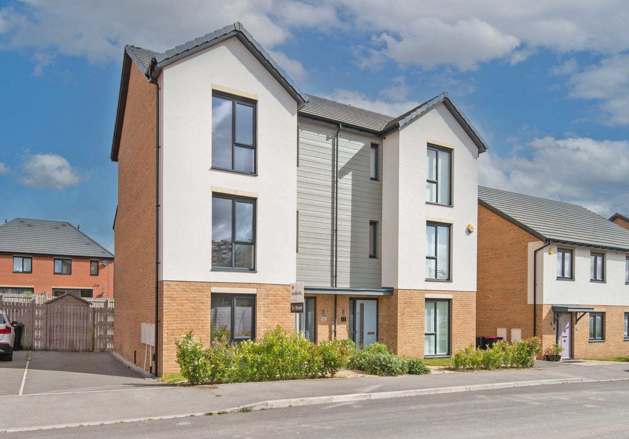 3 bedroom Semi-detached house Under Offer