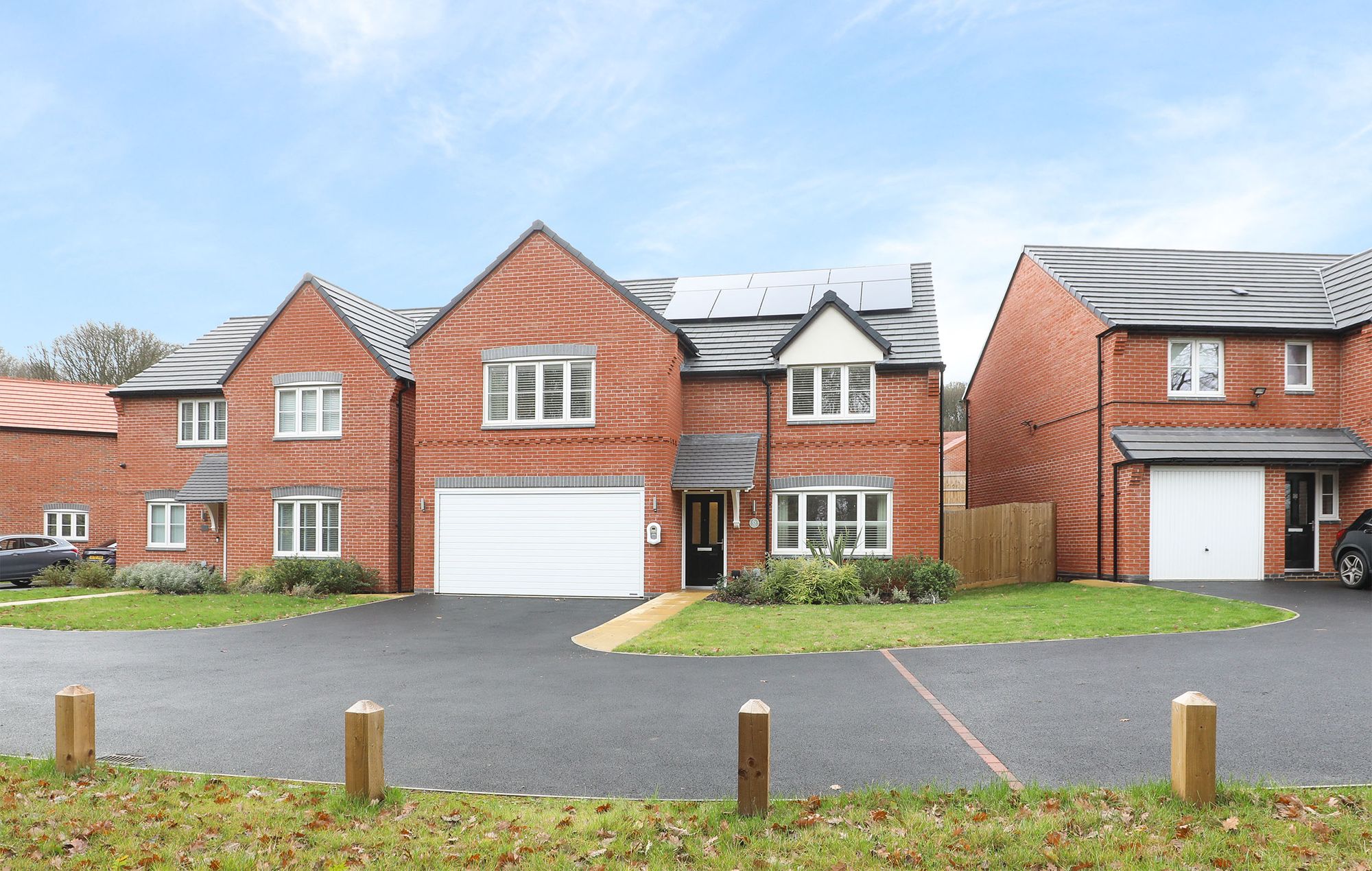 5 bedroom Detached house Under Offer