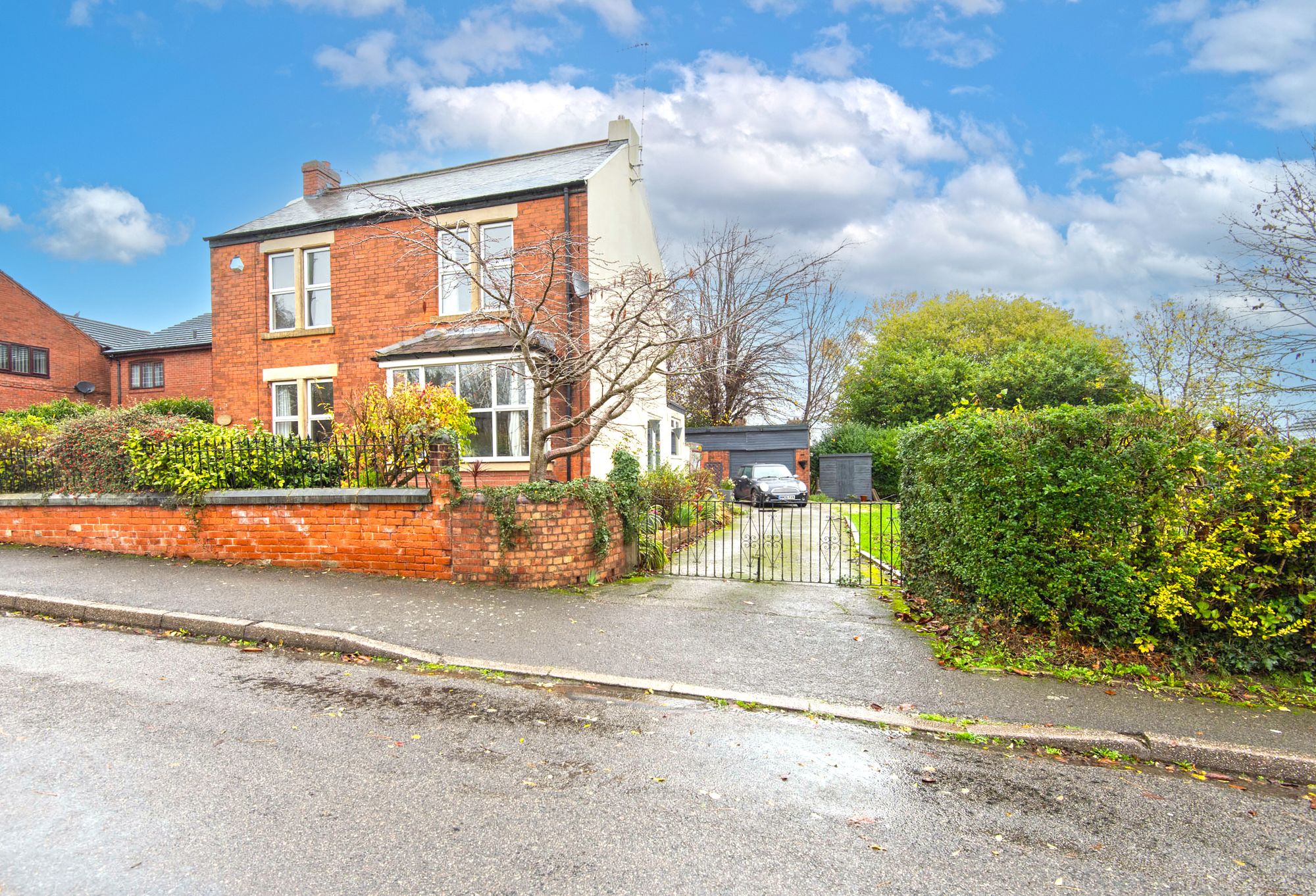3 bedroom Detached house Under Offer