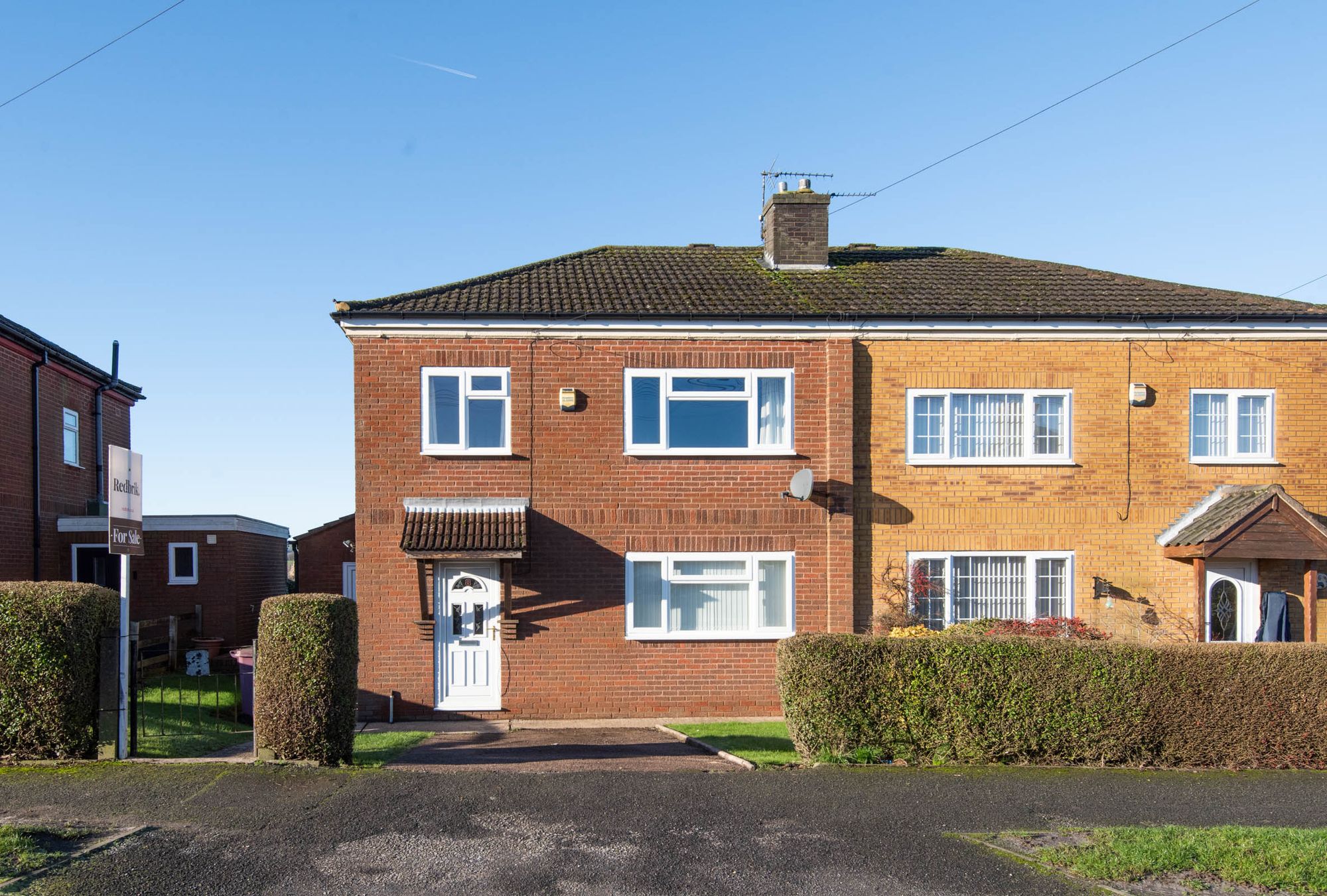 3 bedroom Semi-detached house Under Offer
