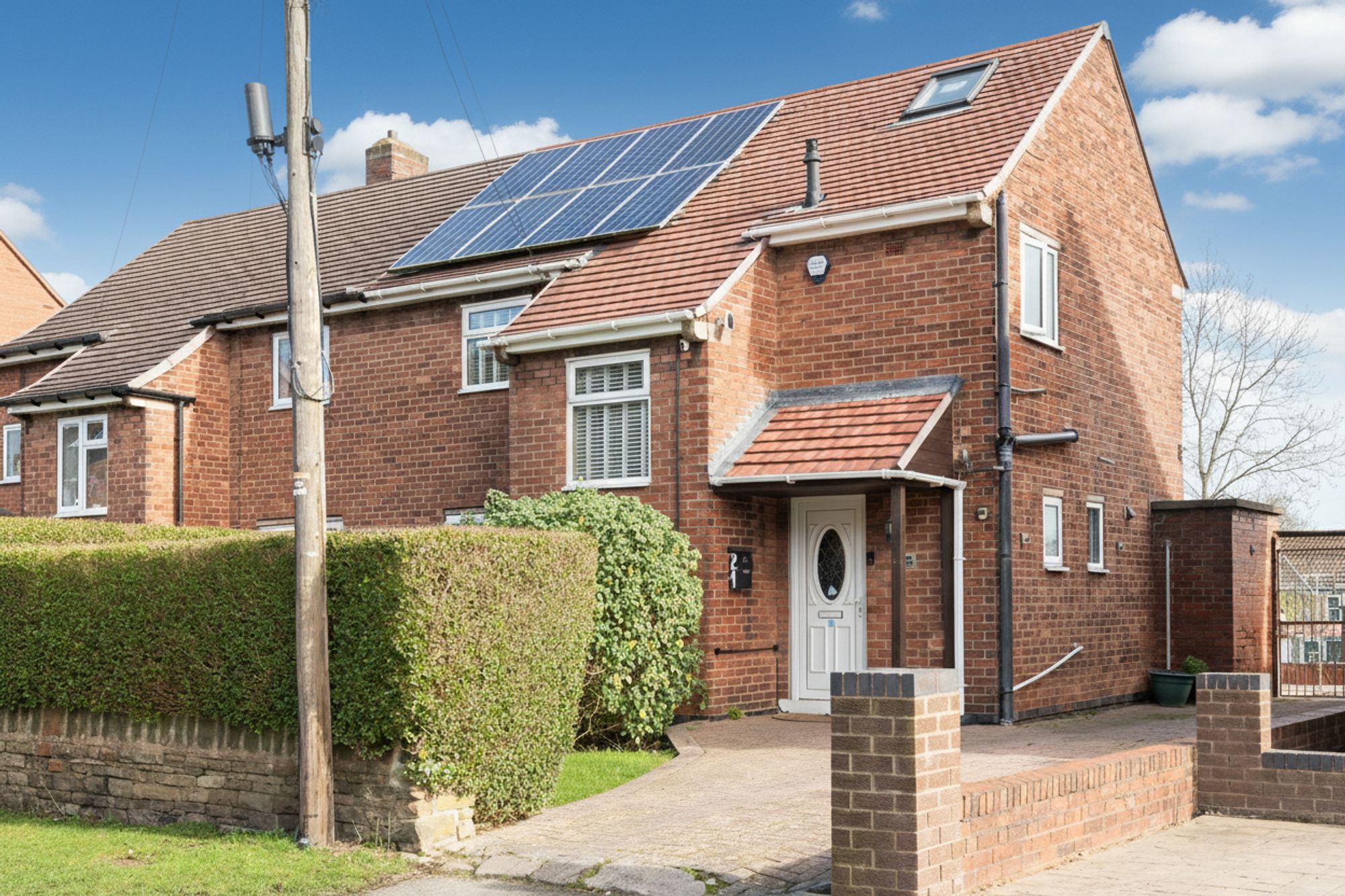 3 bedroom Semi-detached house Under Offer