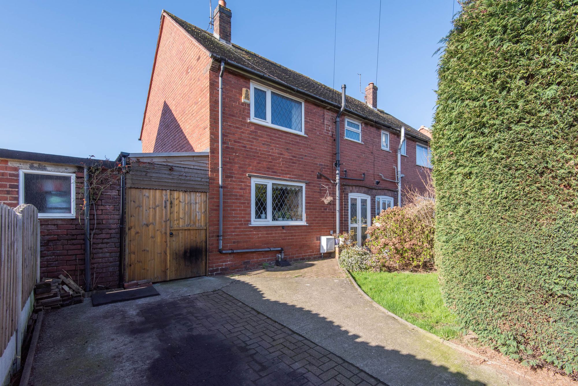 2 bedroom Semi-detached house Under Offer