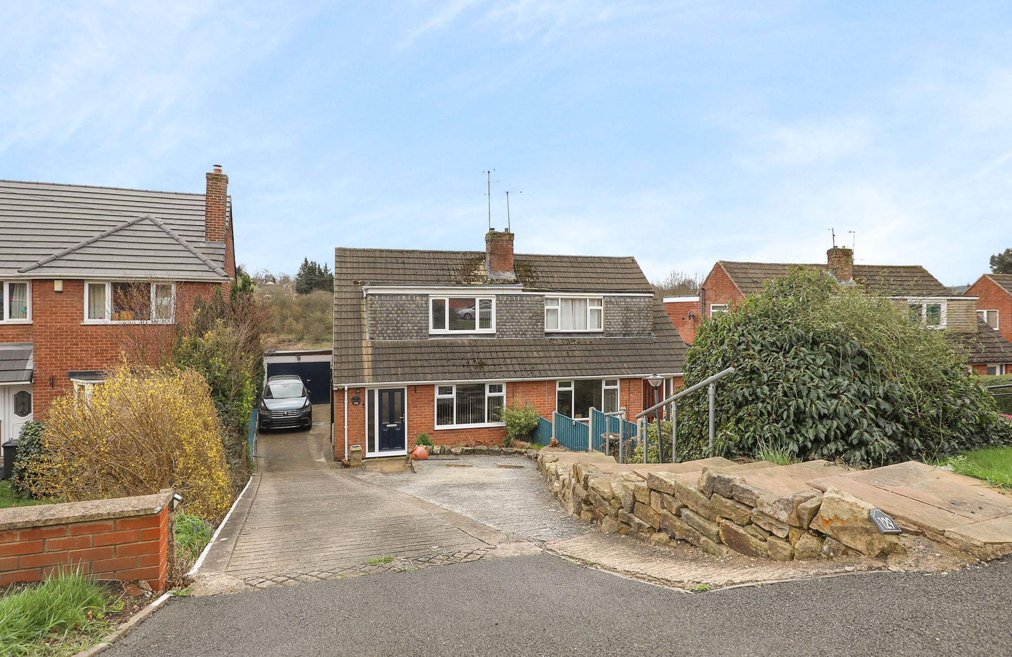 3 bedroom Semi-detached house Under Offer