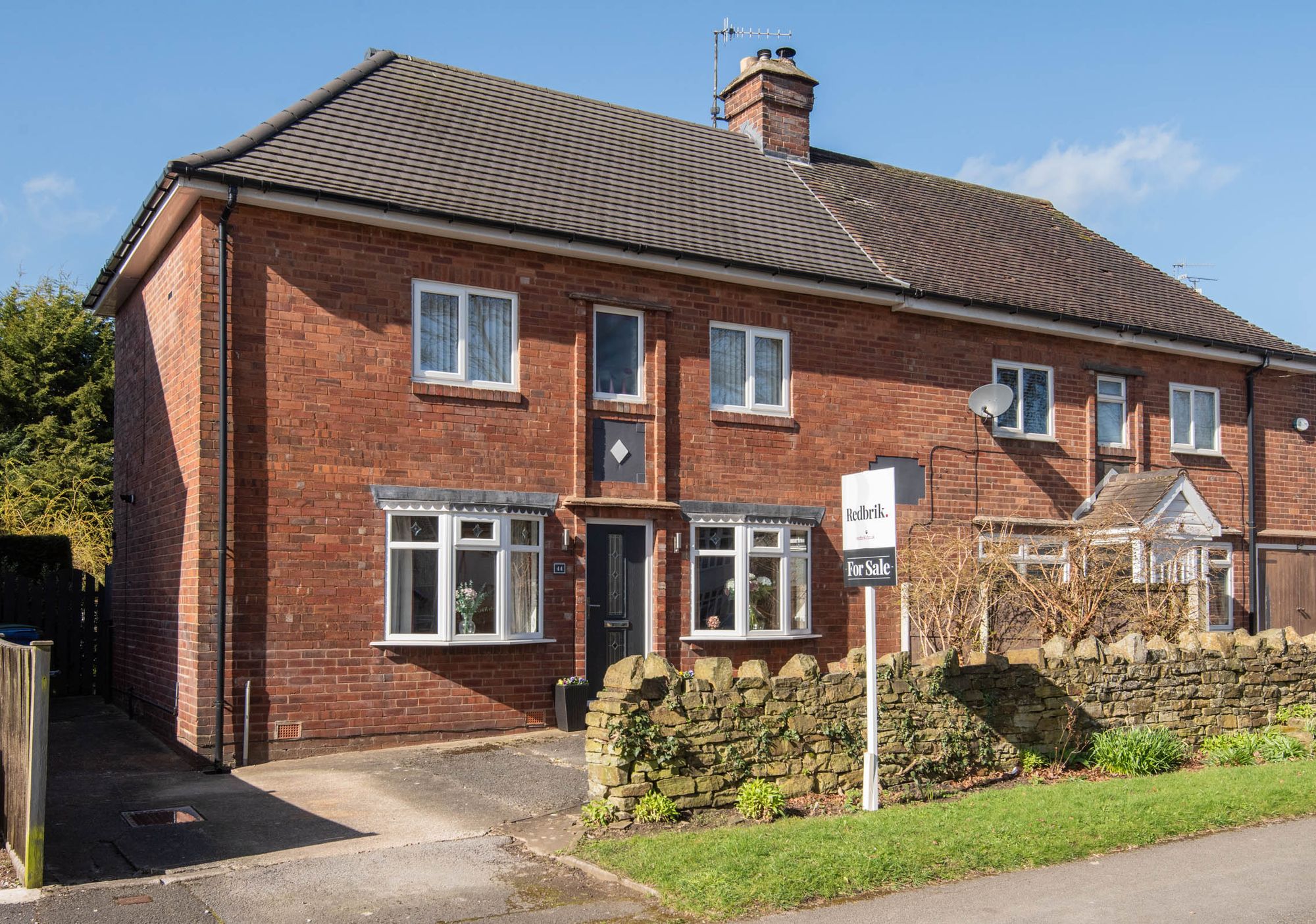 3 bedroom Semi-detached house Under Offer