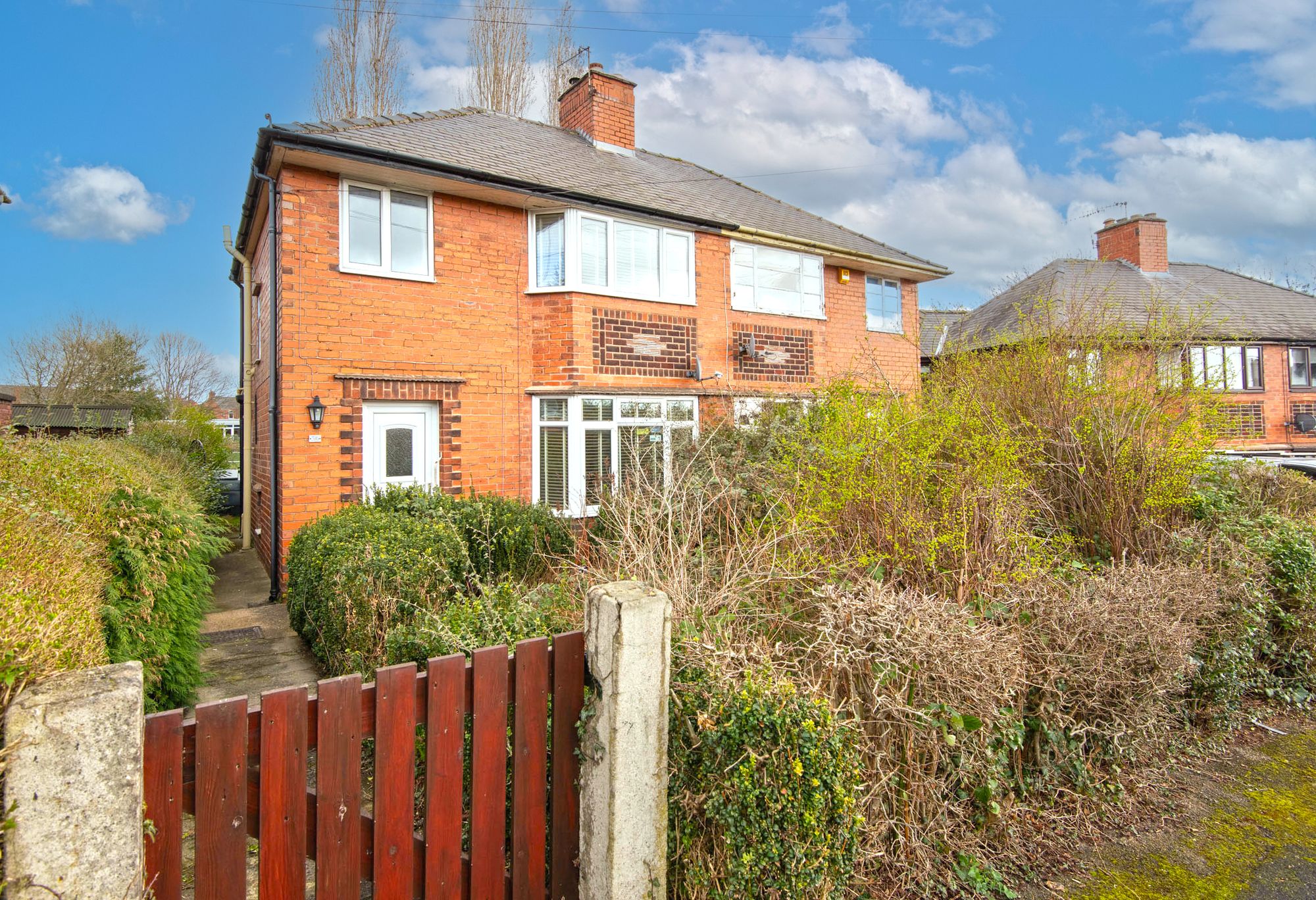 3 bedroom Semi-detached house Under Offer
