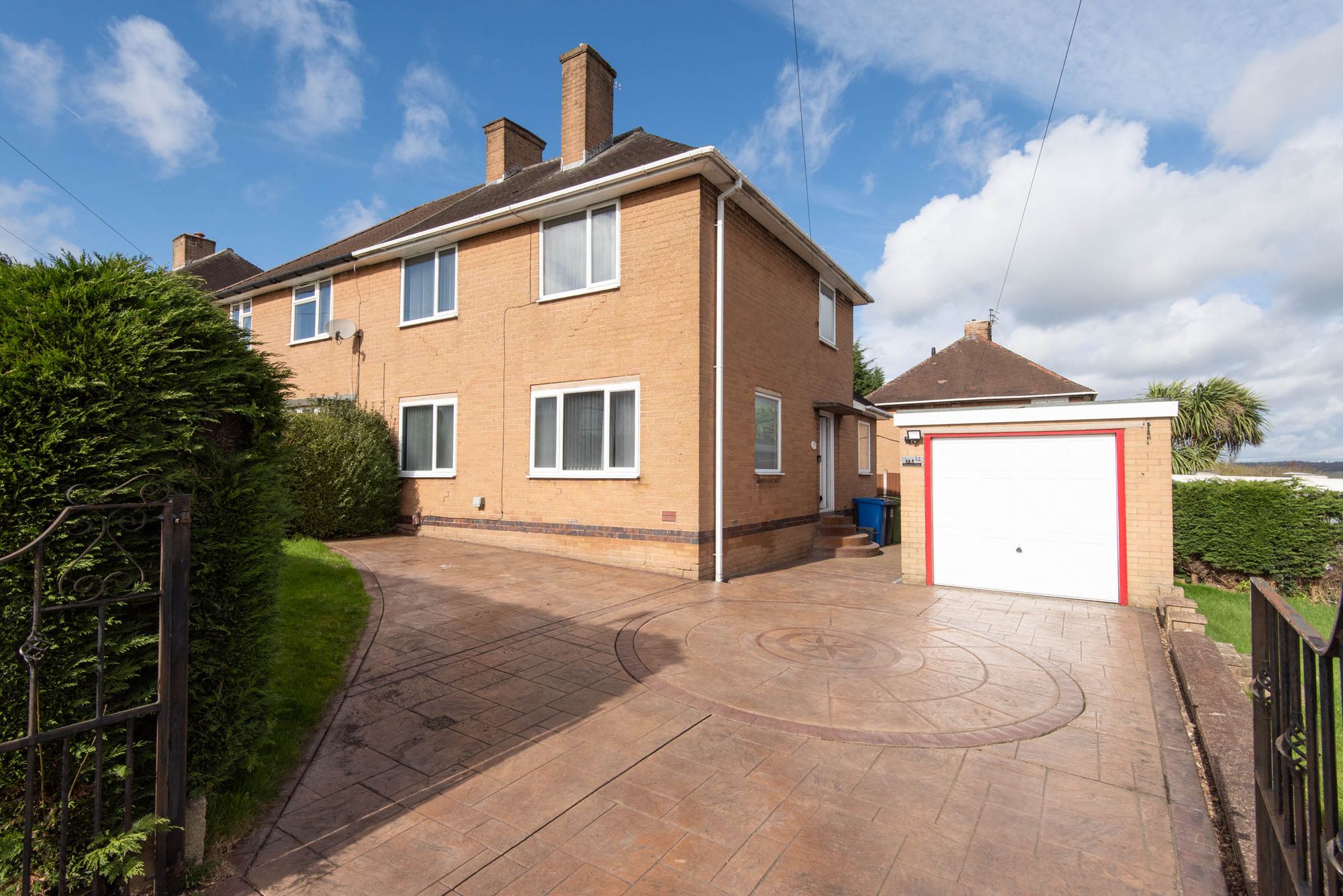 3 bedroom Semi-detached house Under Offer