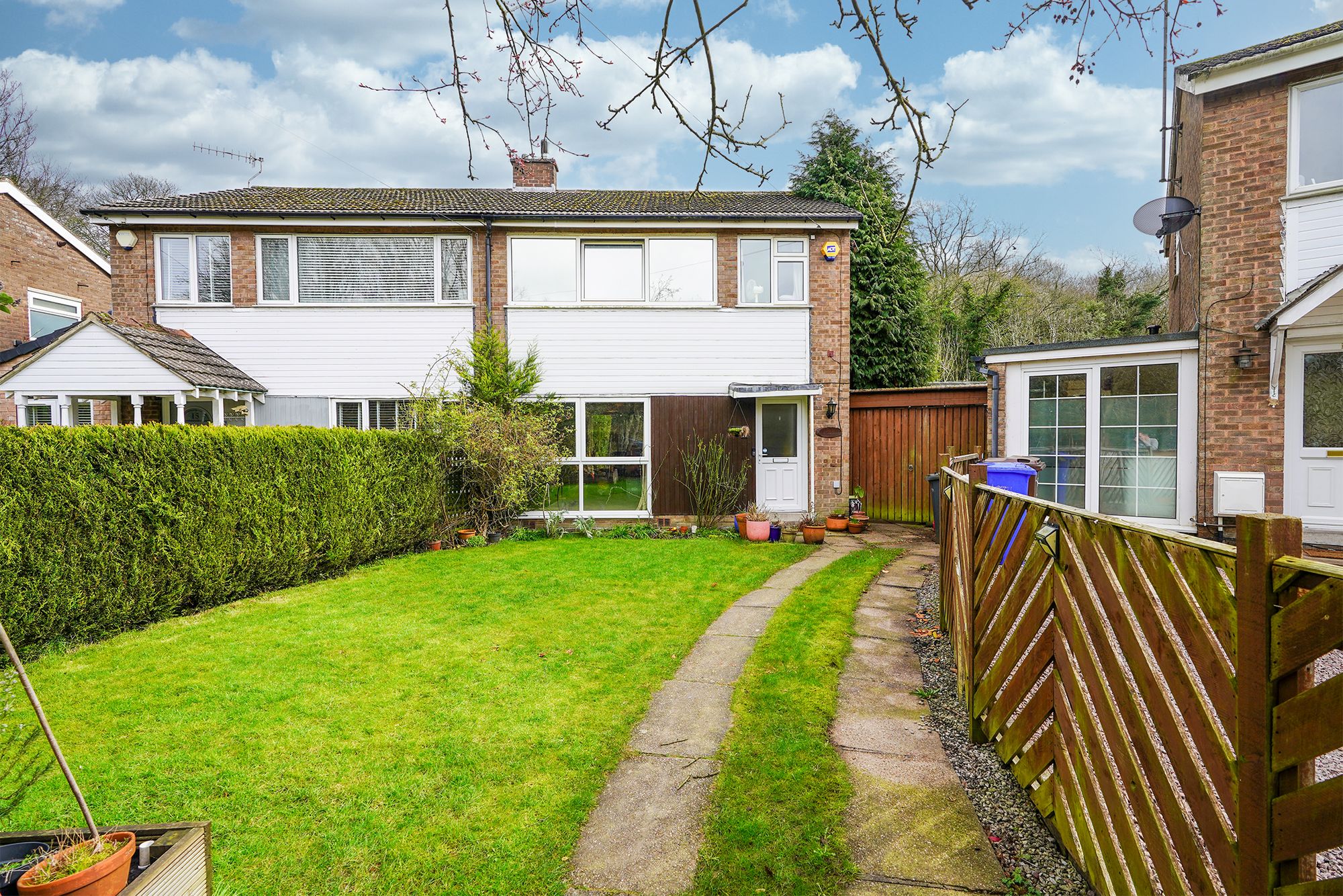 3 bedroom Semi-detached house Under Offer