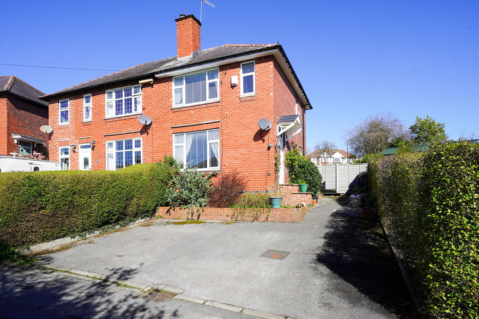 3 bedroom Semi-detached house Under Offer