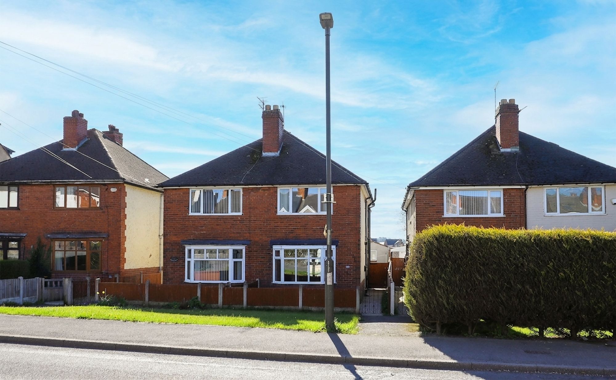 2 bedroom Semi-detached house Under Offer