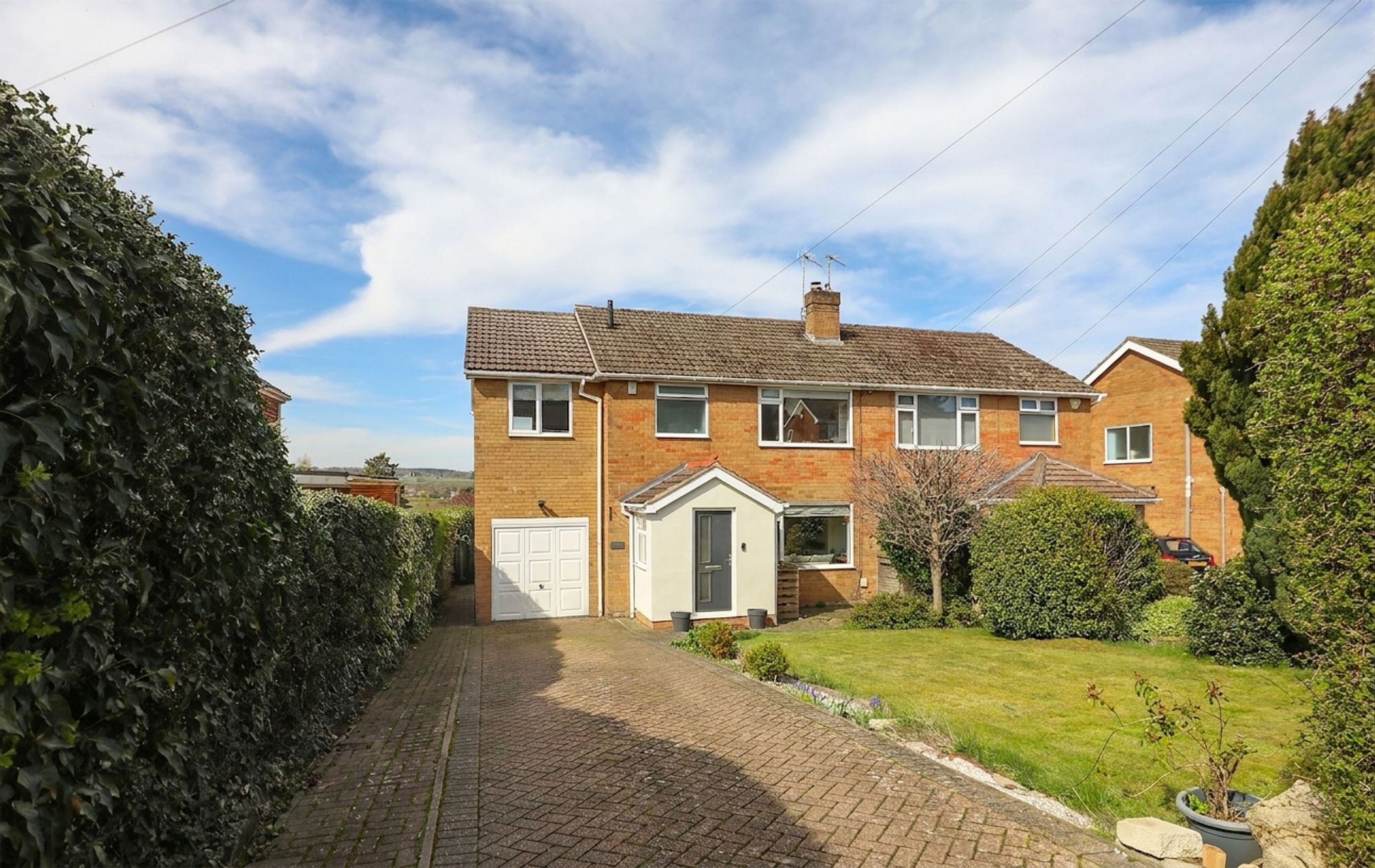 4 bedroom Semi-detached house Under Offer