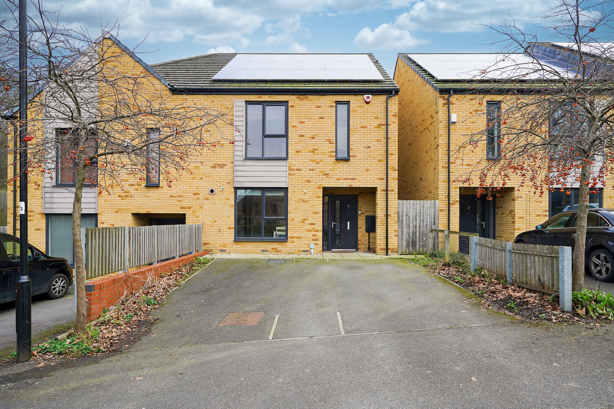 3 bedroom Semi-detached house Under Offer