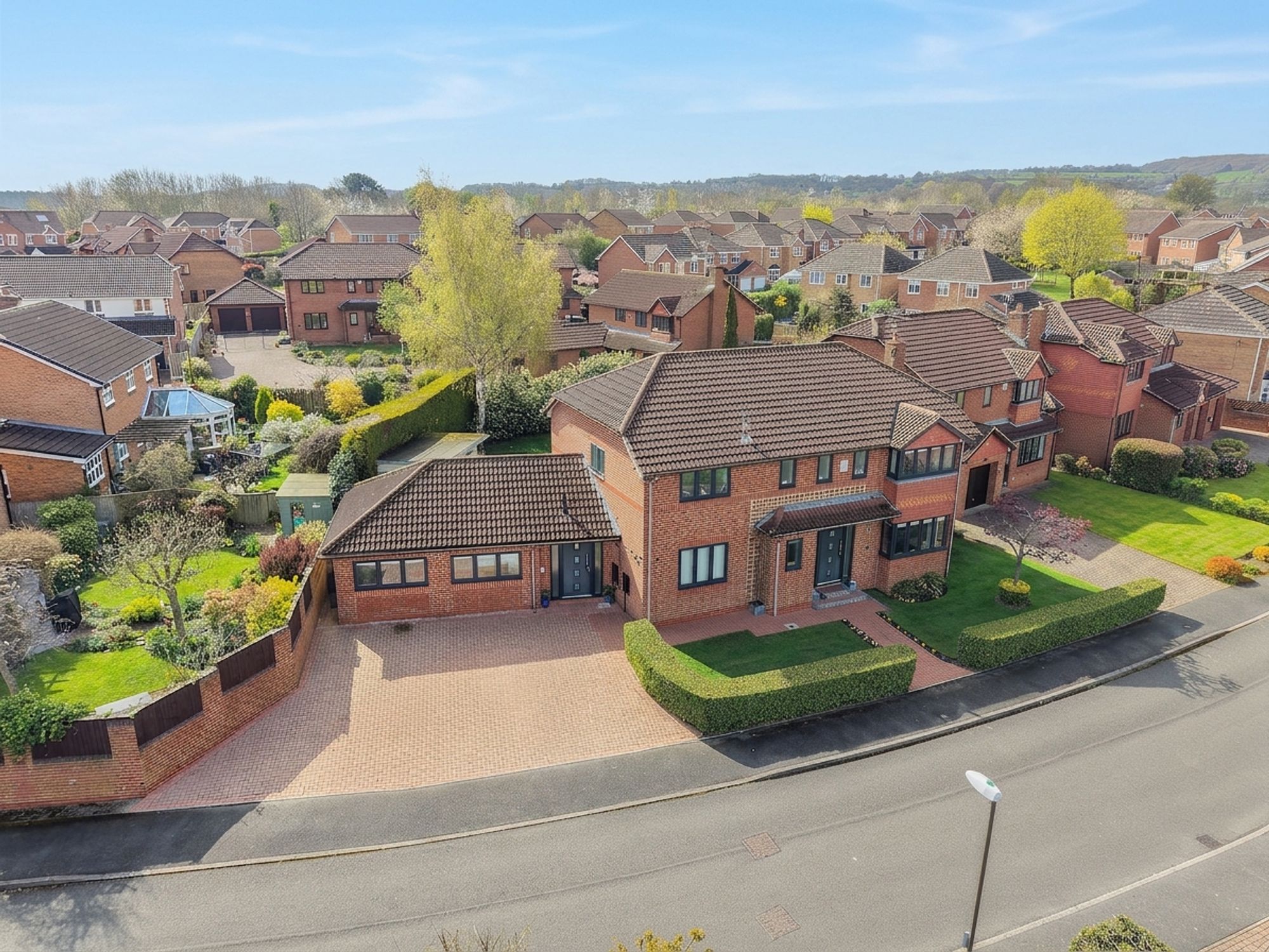 5 bedroom Detached house Under Offer