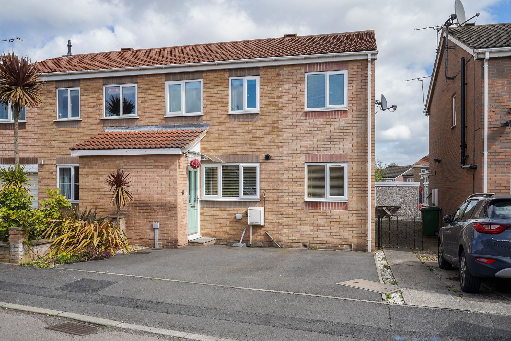 3 bedroom Semi-detached house Under Offer