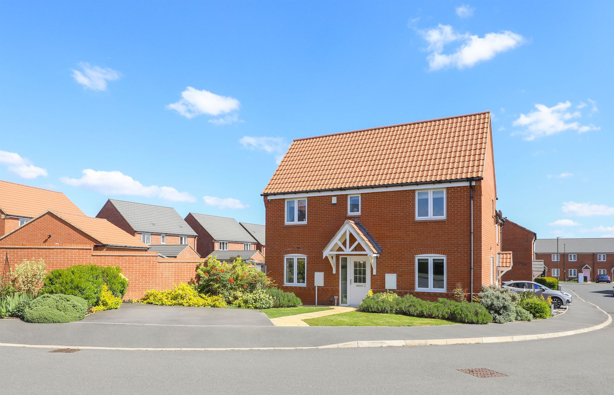 3 bedroom Semi-detached house Under Offer