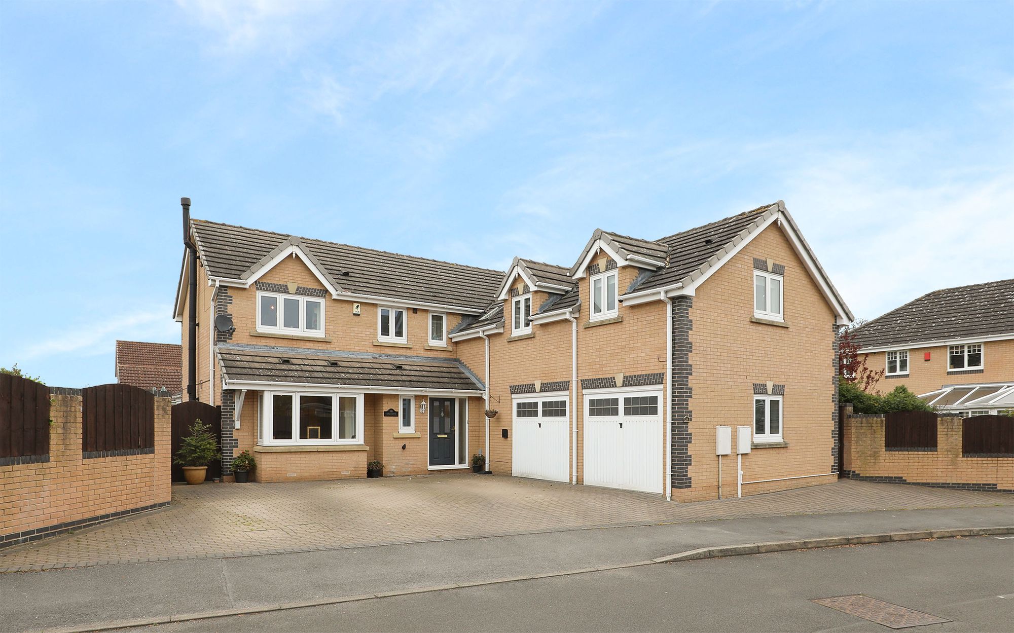 5 bedroom House (unspecified) Under Offer