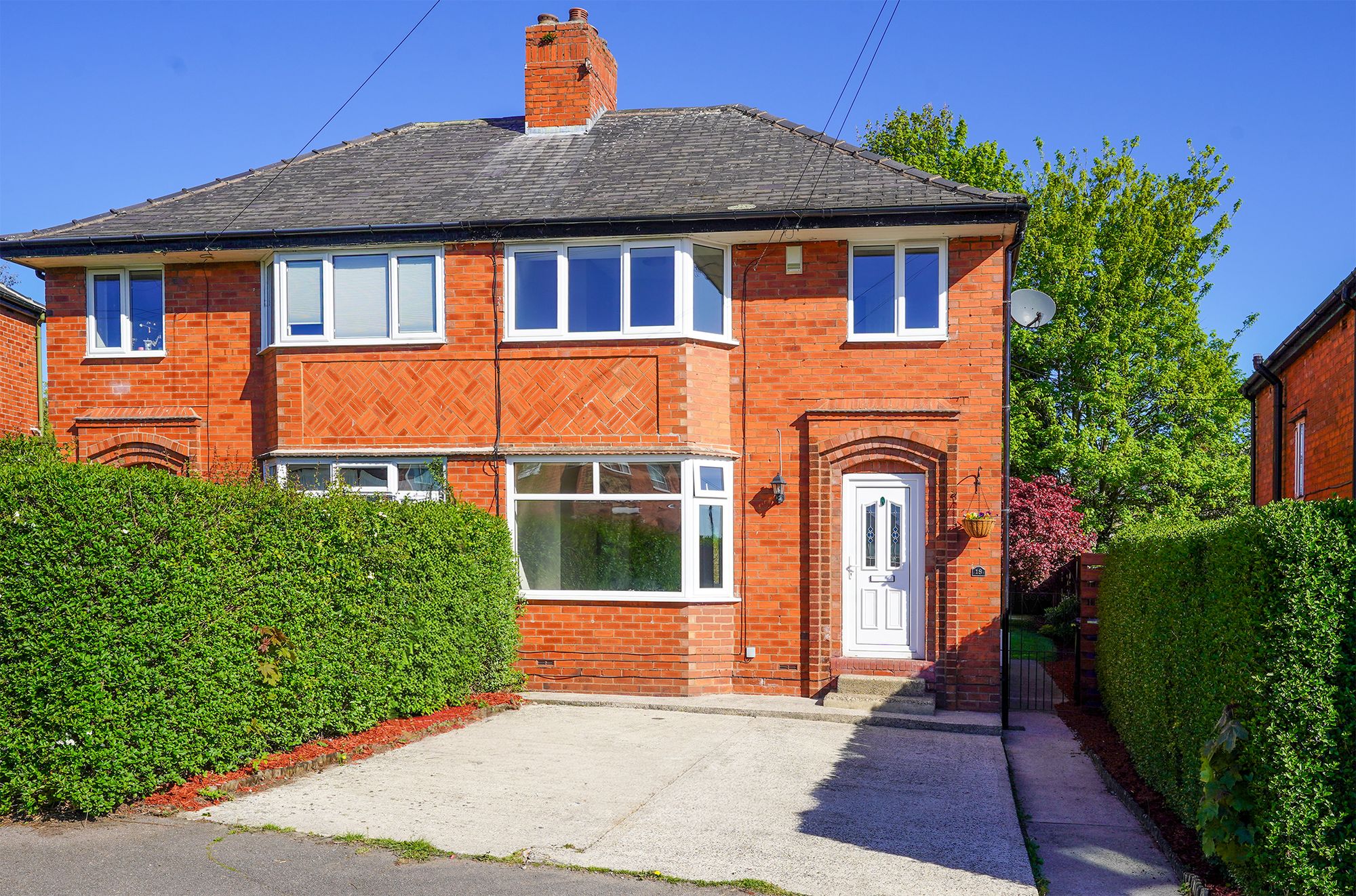 3 bedroom Semi-detached house Under Offer