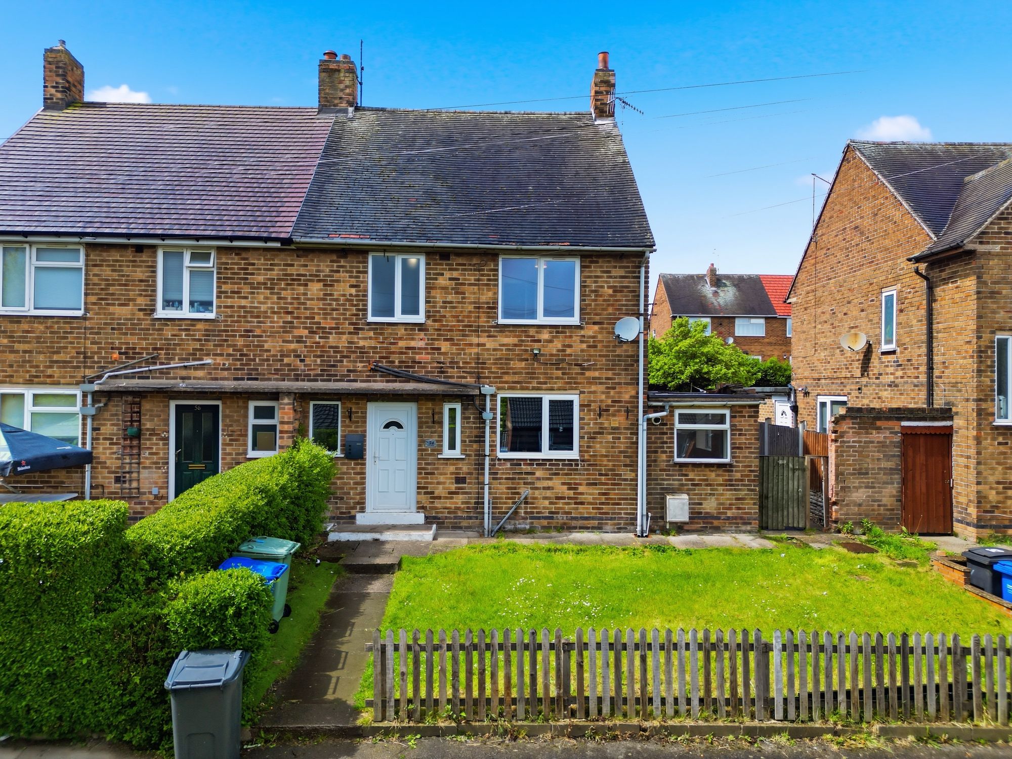 3 bedroom Semi-detached house Under Offer