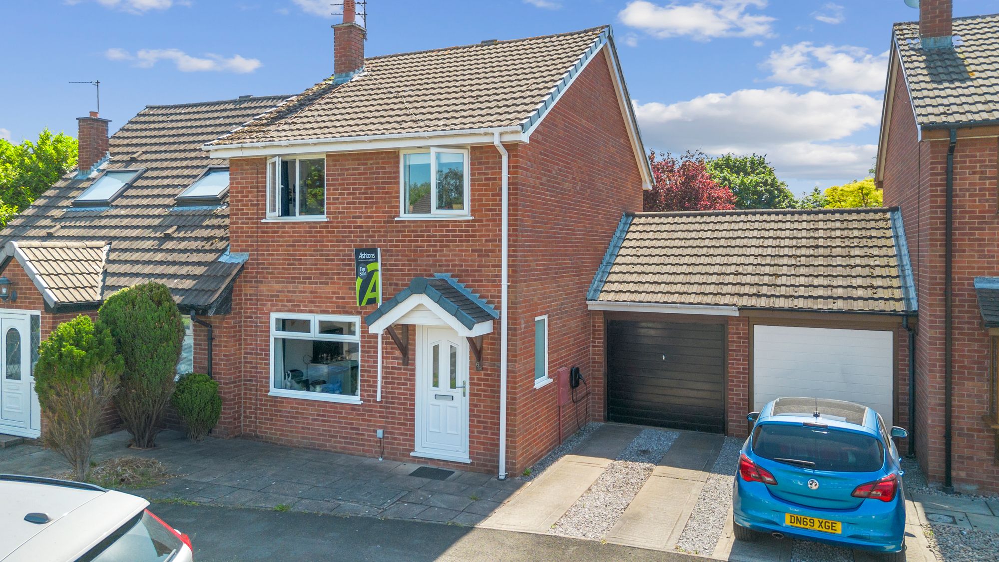 3 bedroom Semi-detached house Under Offer