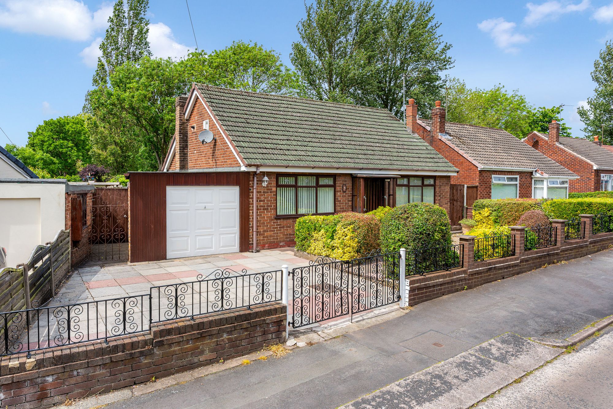 3 bedroom Detached bungalow For Sale