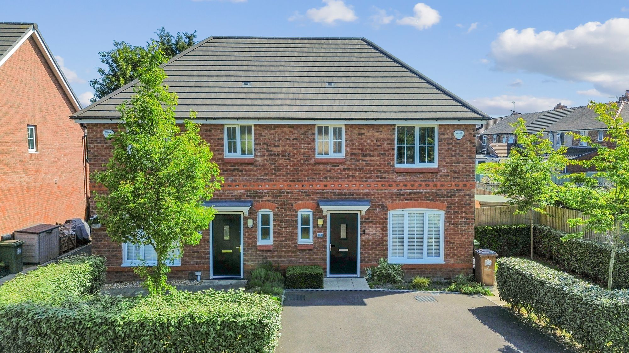 3 bedroom Semi-detached house Under Offer