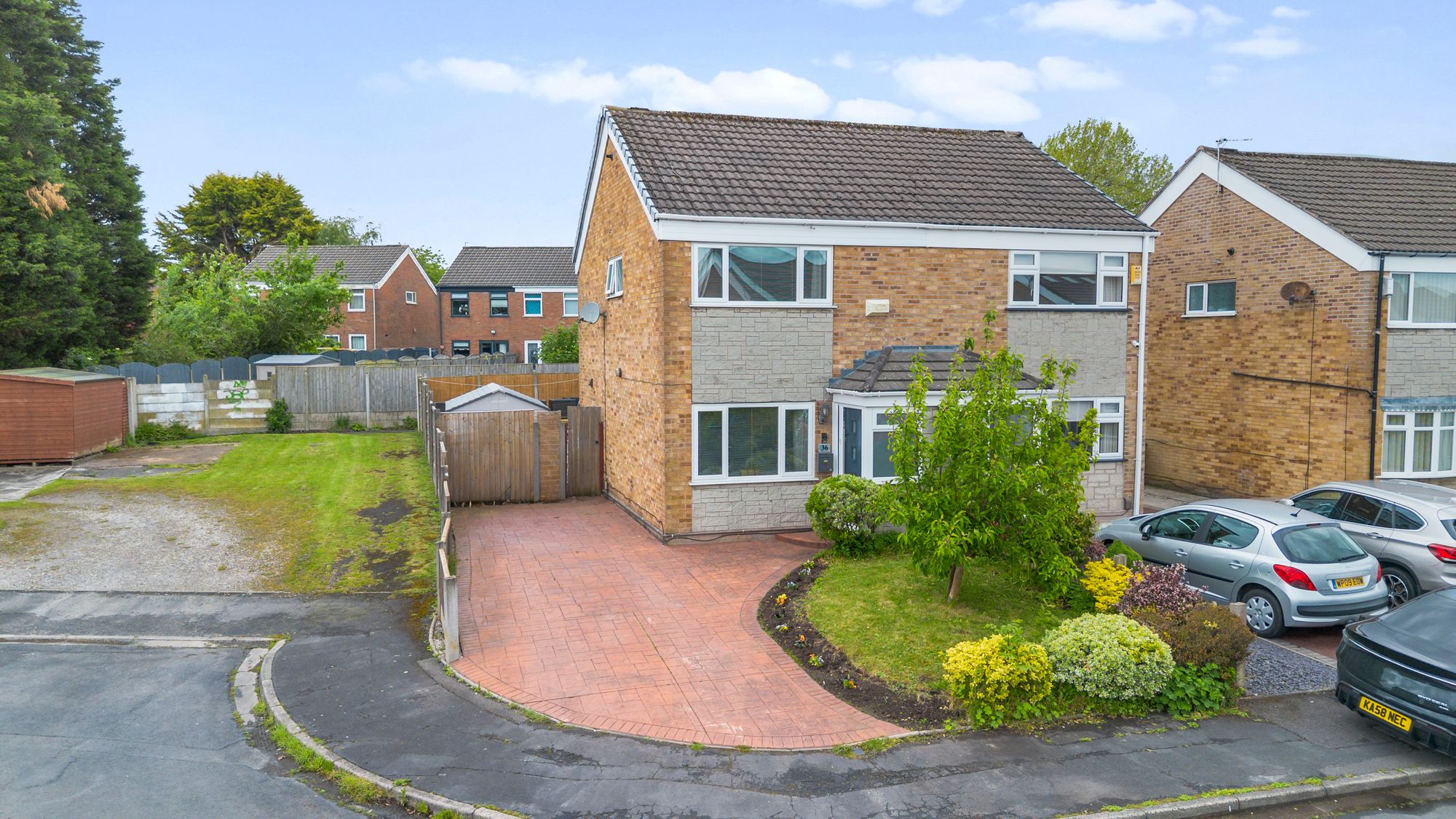 3 bedroom Semi-detached house Under Offer