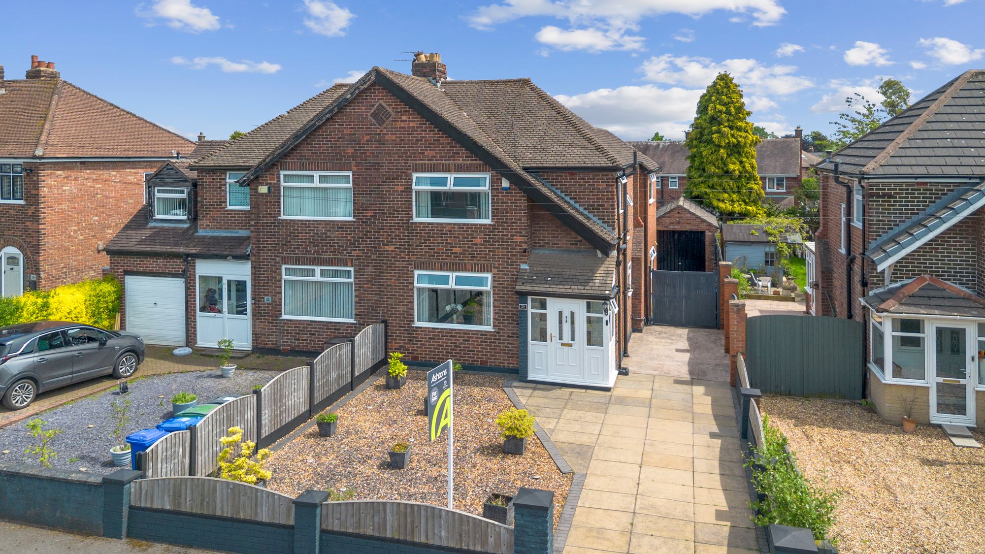 3 bedroom Semi-detached house Under Offer