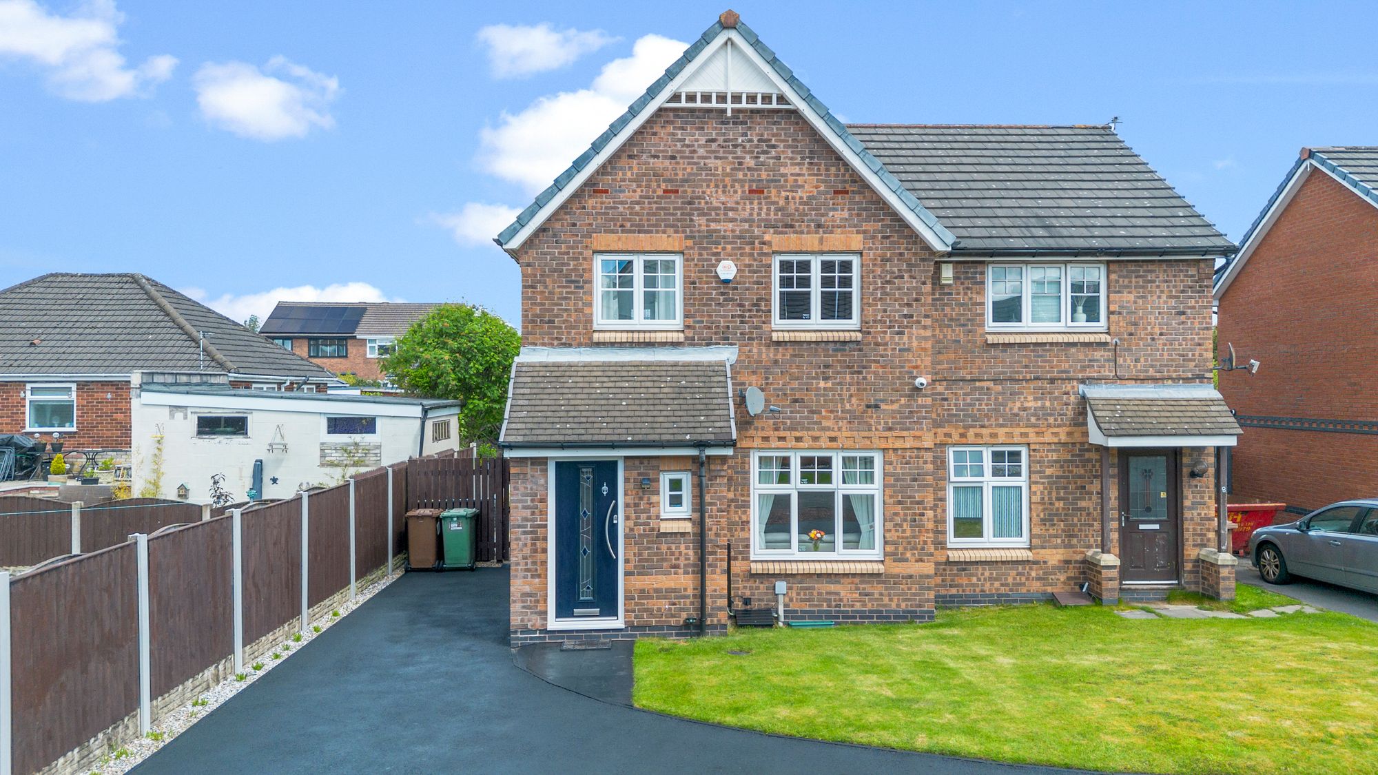 3 bedroom Semi-detached house Under Offer