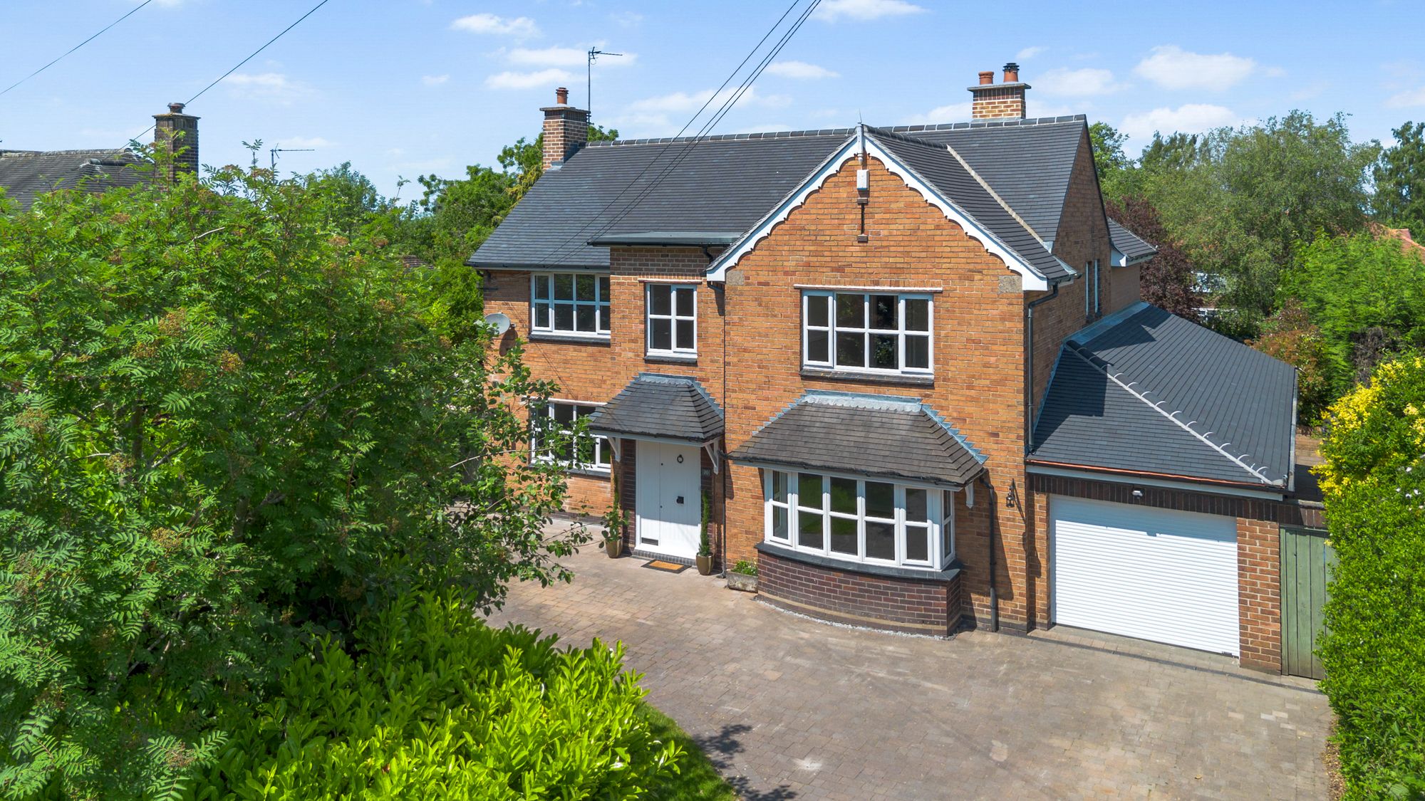 5 bedroom Detached house Under Offer