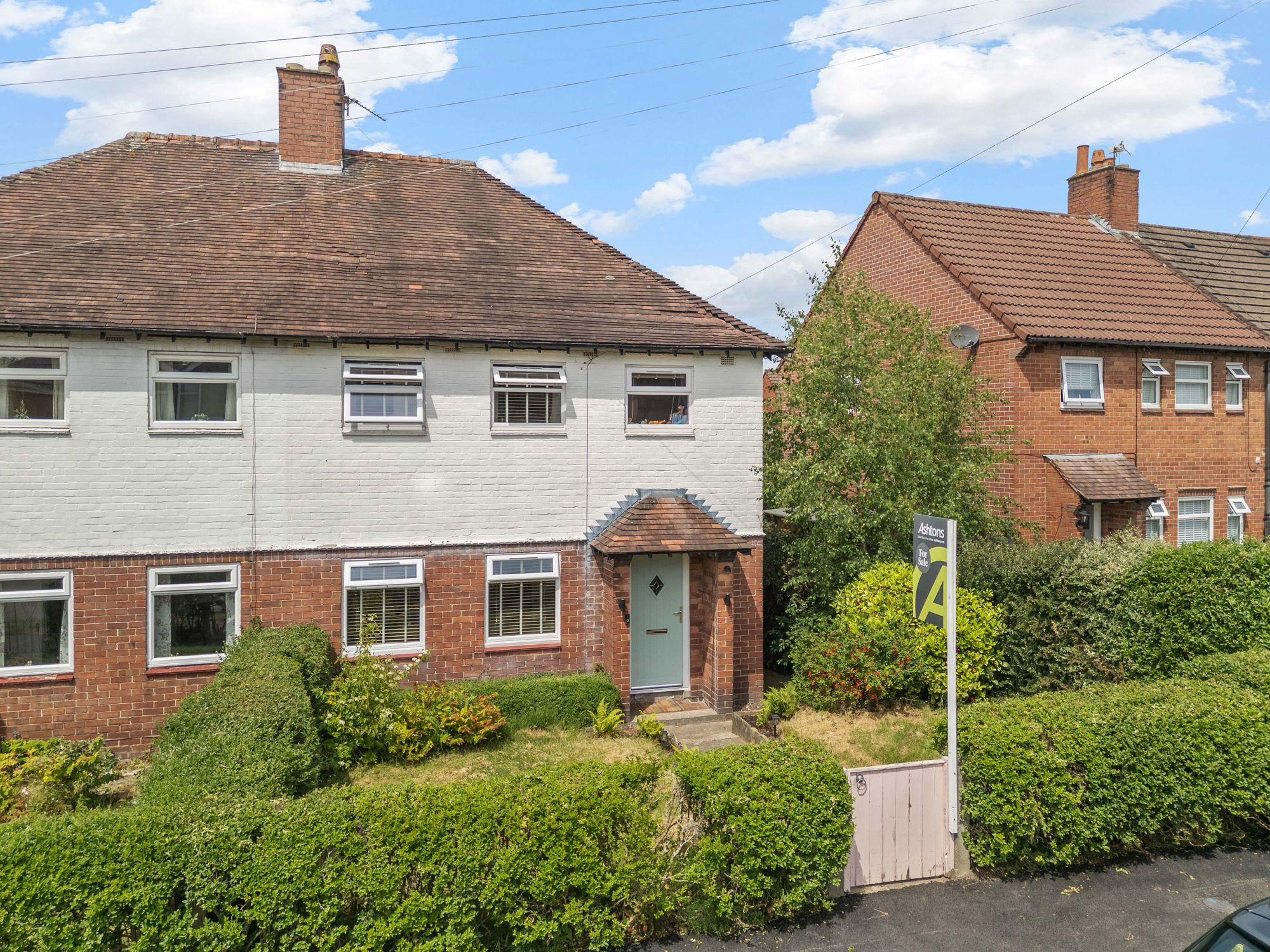 3 bedroom Semi-detached house Under Offer