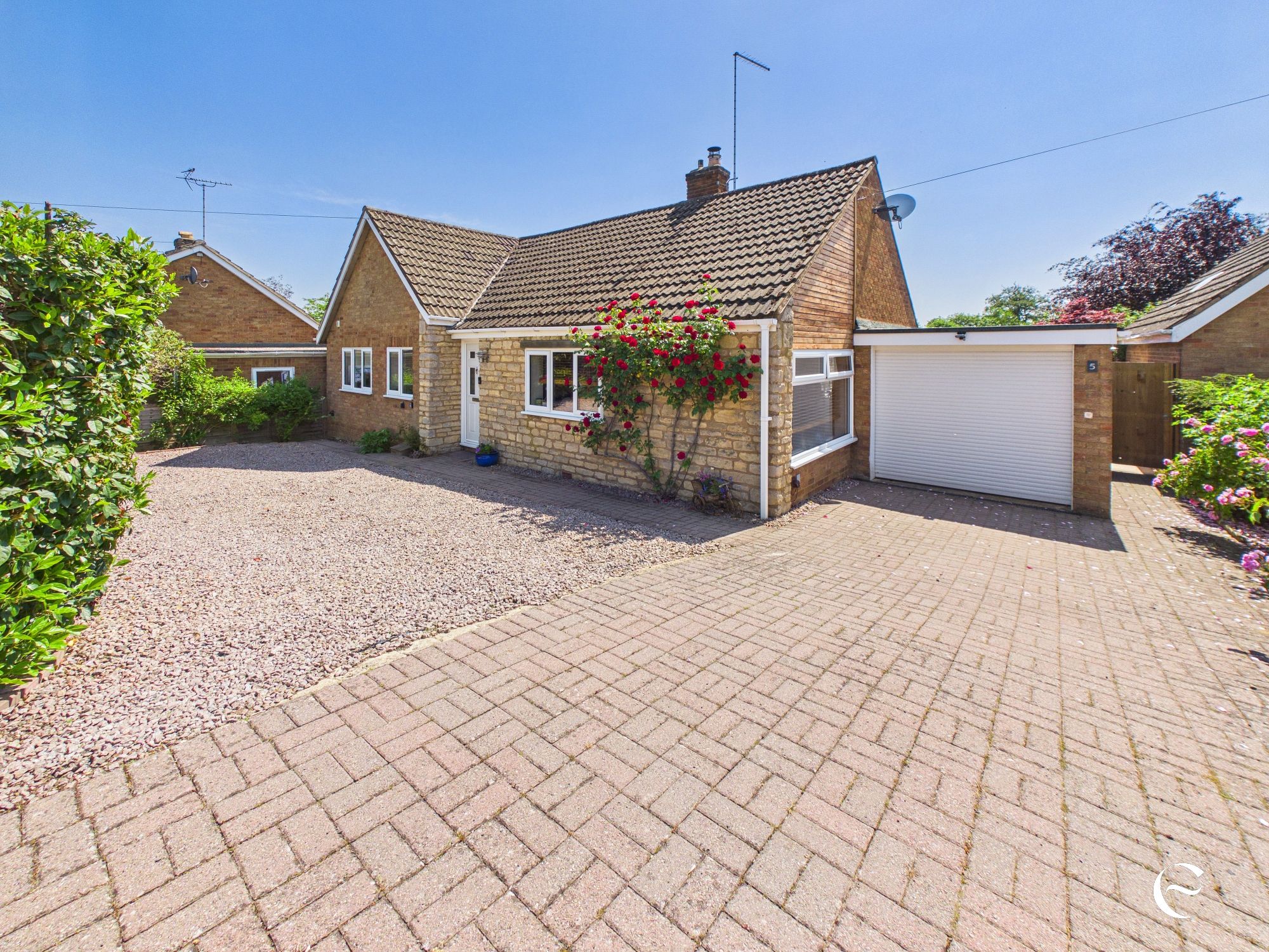 3 bedroom Detached bungalow Under Offer