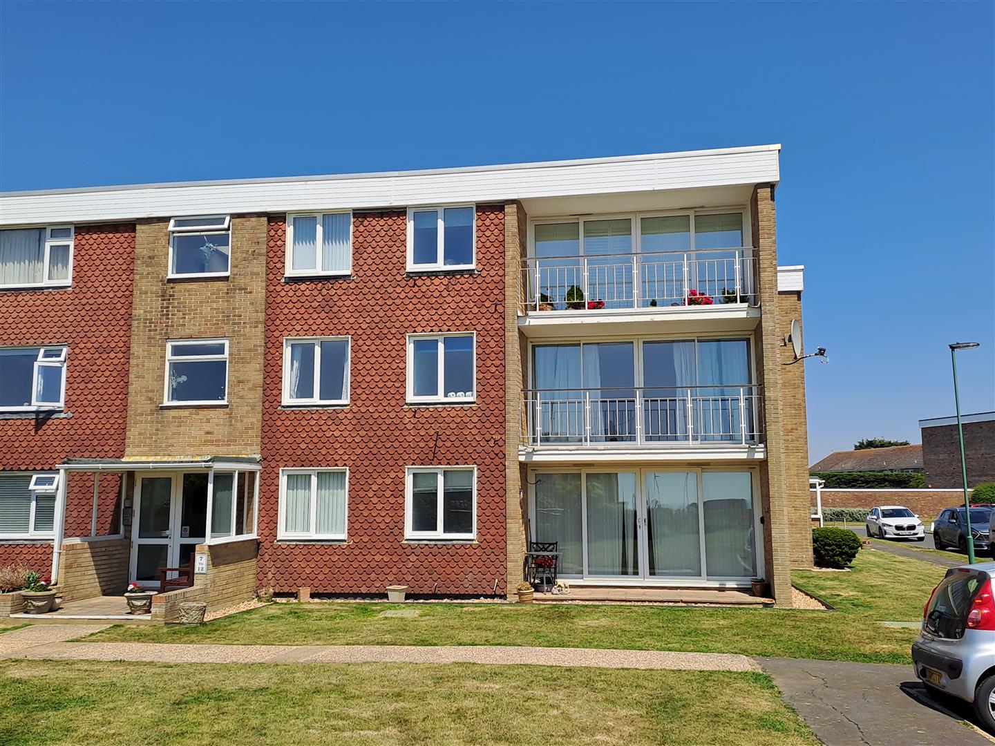 2 bedroom Flat For Sale