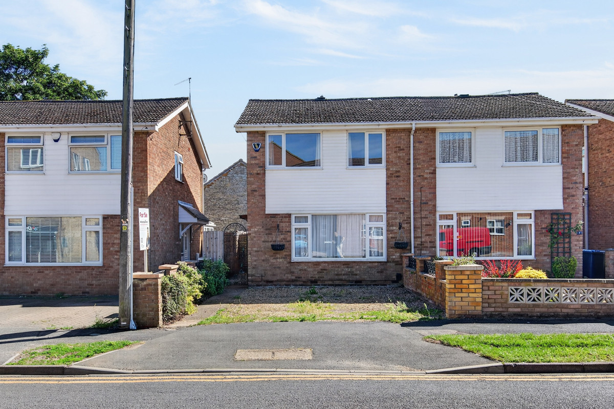 3 bedroom Semi-detached house For Sale