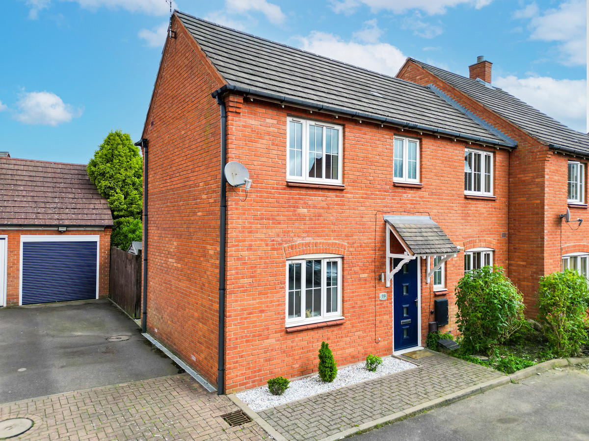 3 bedroom Semi-detached house For Sale