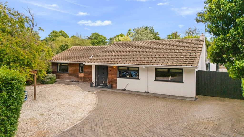 3 bedroom Detached bungalow Under Offer