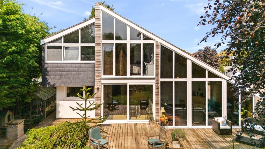 4 bedroom Studio flat For Sale