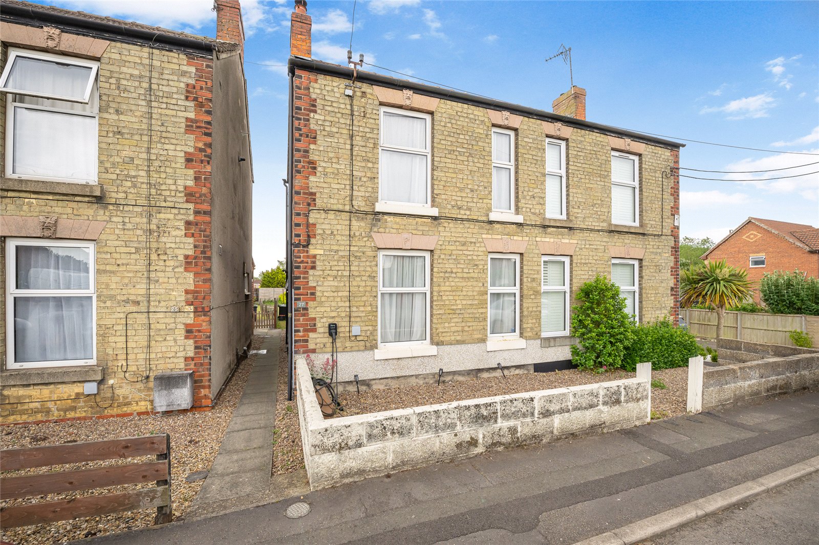 2 bedroom Semi-detached house Under Offer