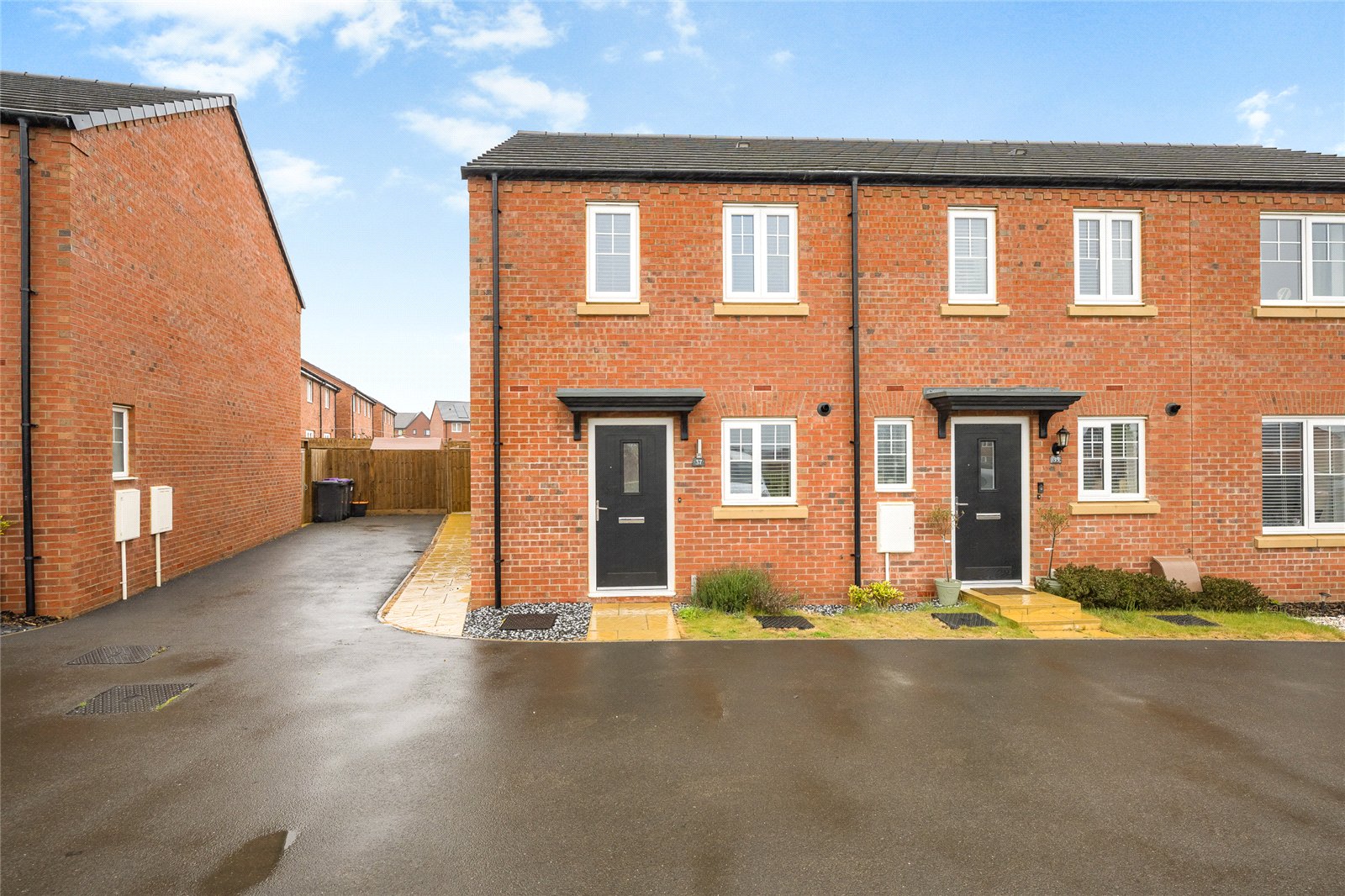 2 bedroom Semi-detached house Under Offer