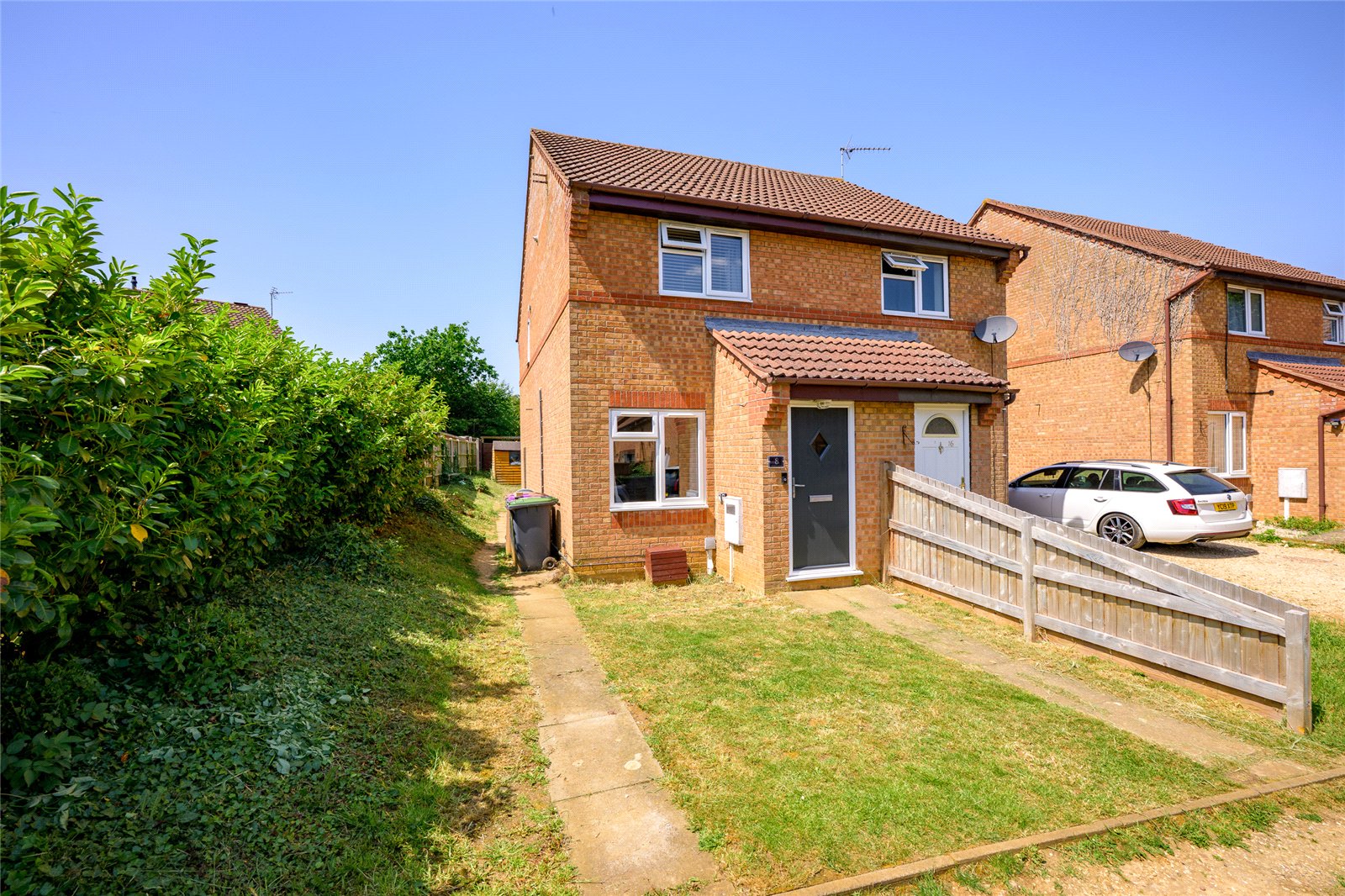 2 bedroom Semi-detached house Under Offer