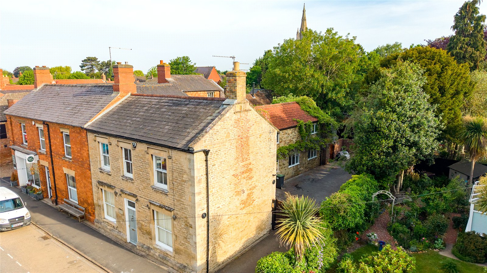 3 bedroom Semi-detached house Under Offer