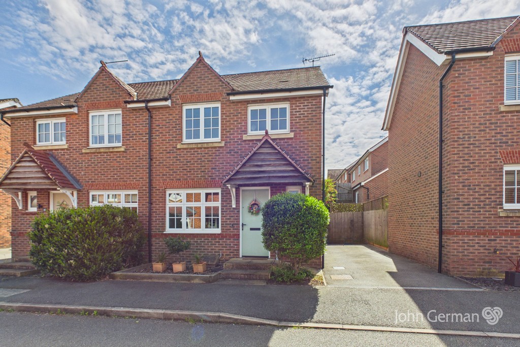 3 bedroom Semi-detached house For Sale