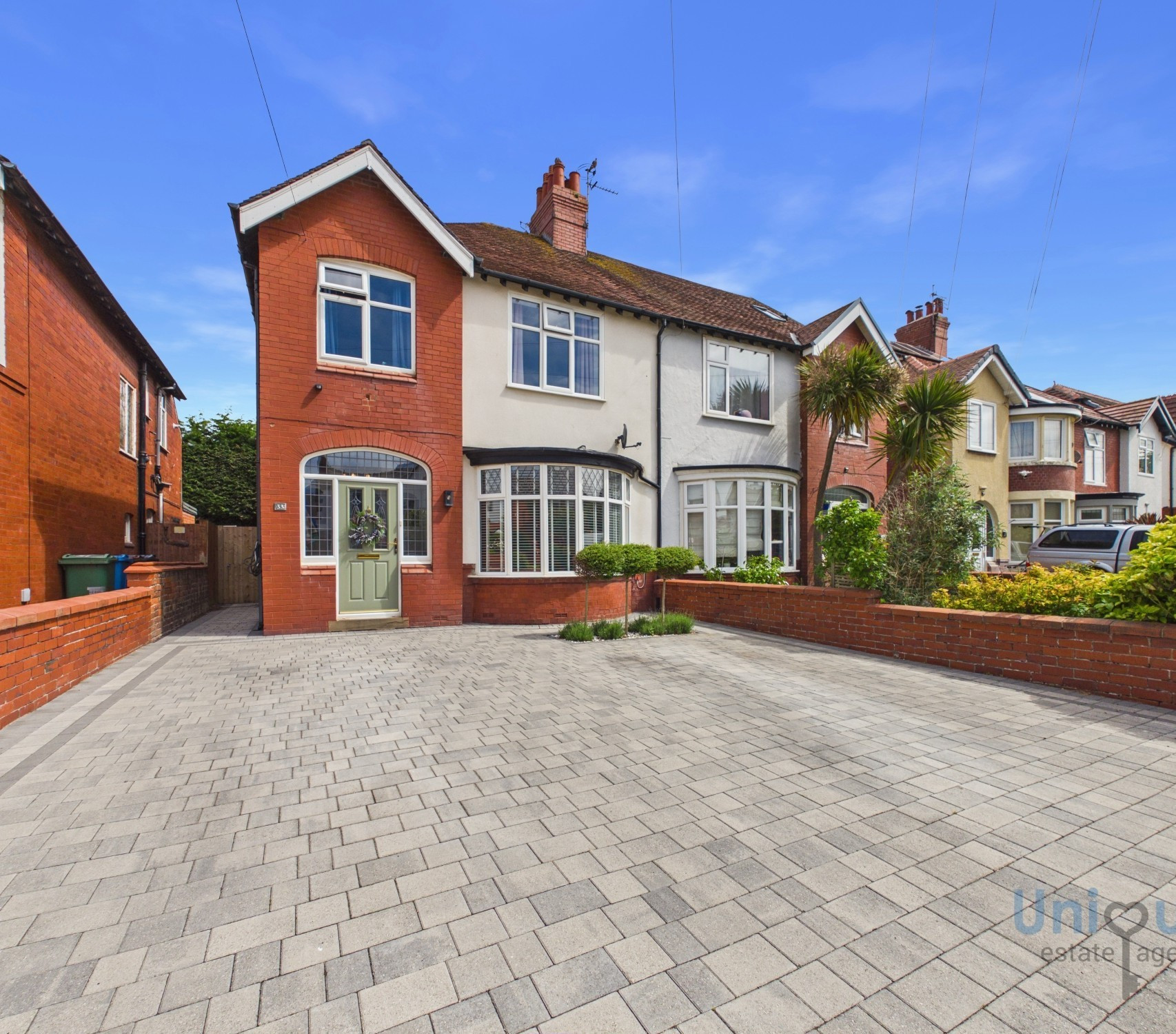 3 bedroom Semi-detached house Under Offer
