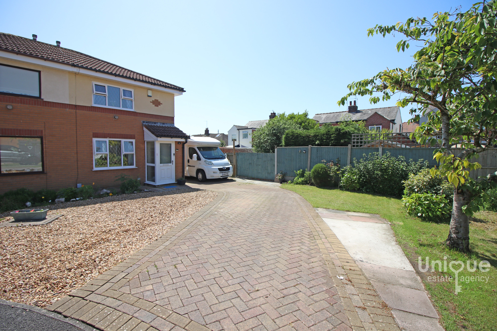 2 bedroom Semi-detached house Under Offer