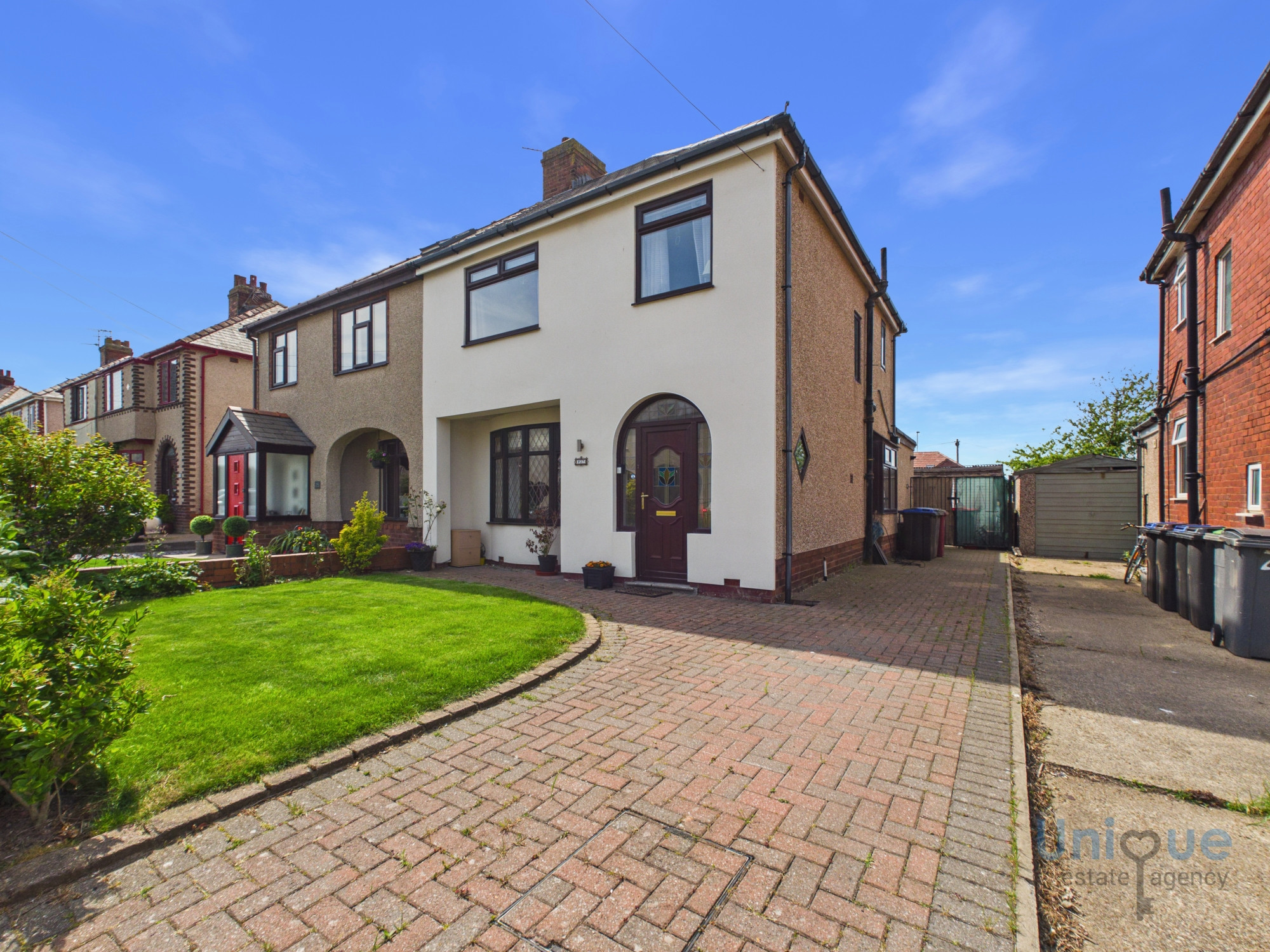 3 bedroom Semi-detached house Under Offer