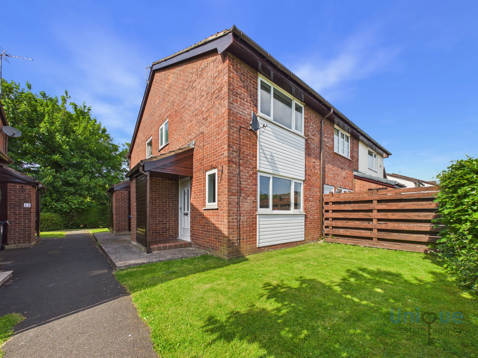 1 bedroom Semi-detached house Under Offer