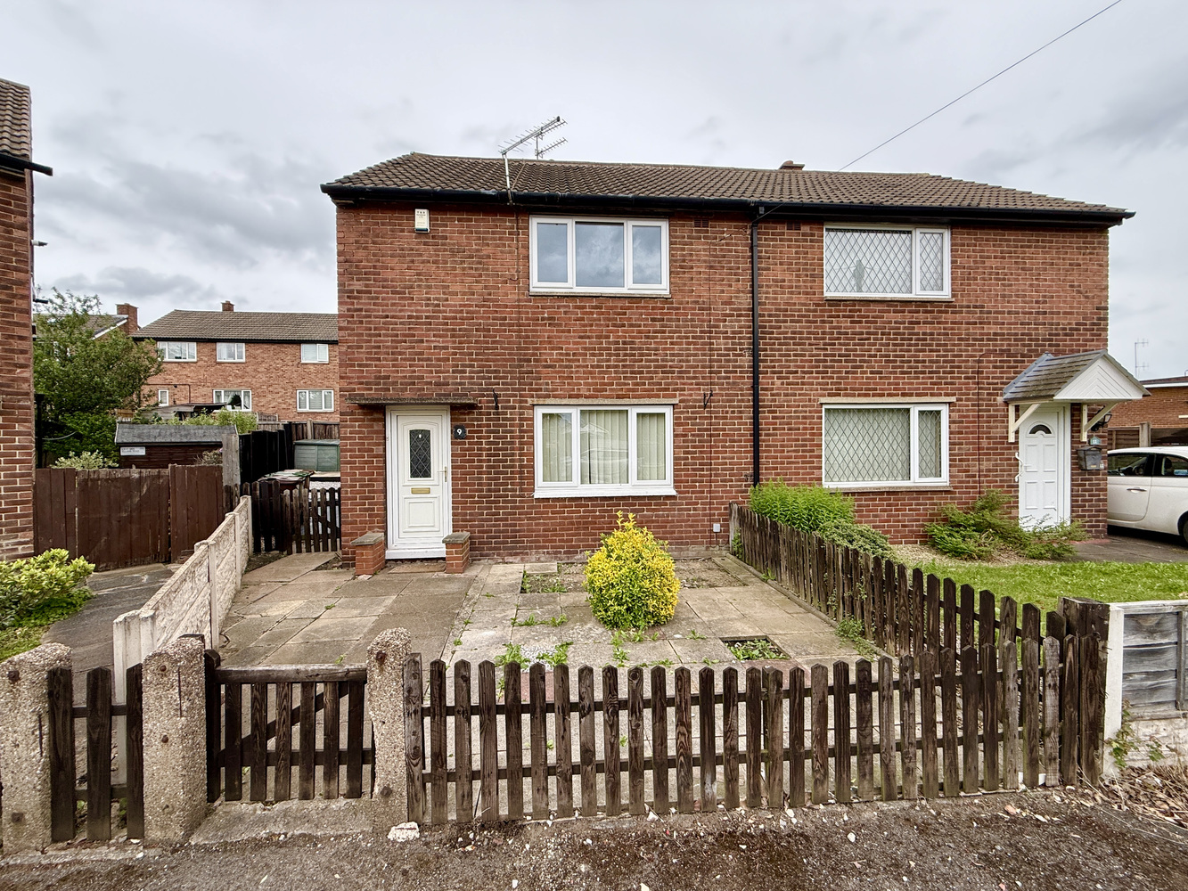 2 bedroom Semi-detached house Under Offer