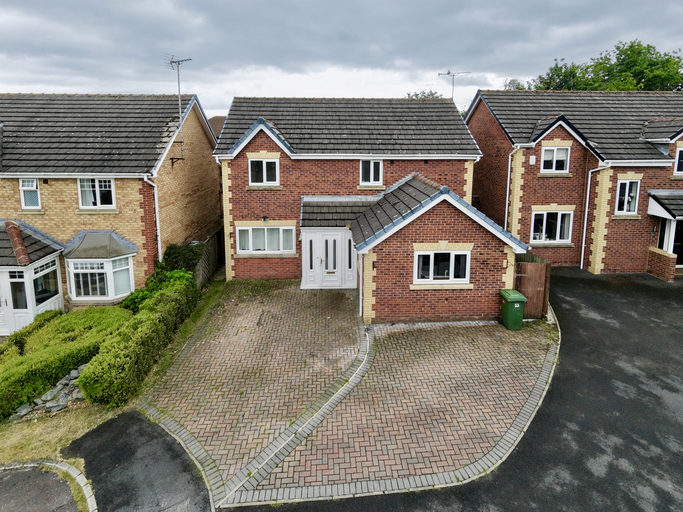 5 bedroom Detached house Under Offer