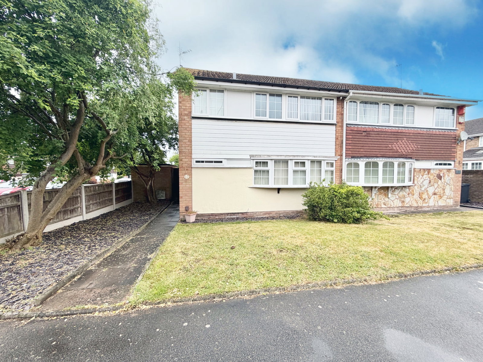 3 bedroom Semi-detached house Under Offer