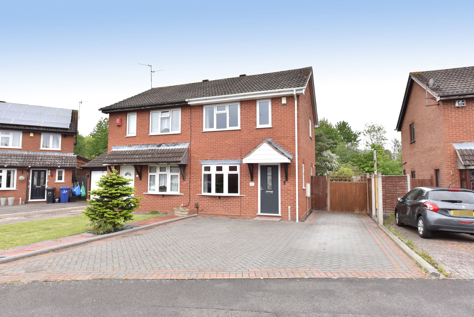 3 bedroom Semi-detached house For Sale