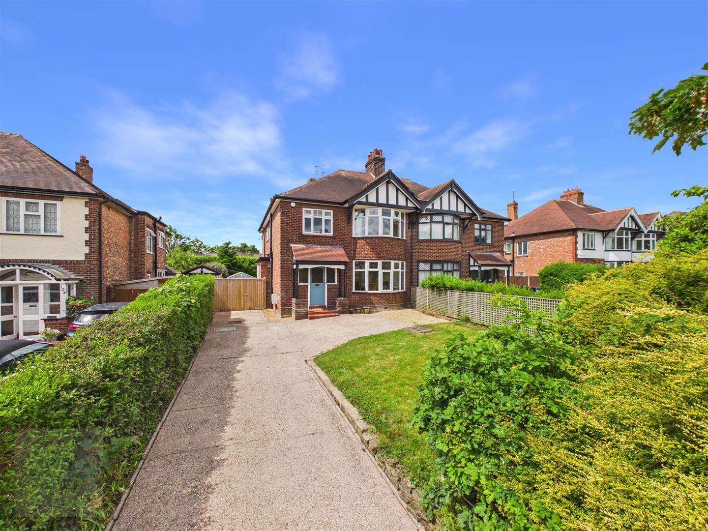 4 bedroom Semi-detached house Under Offer