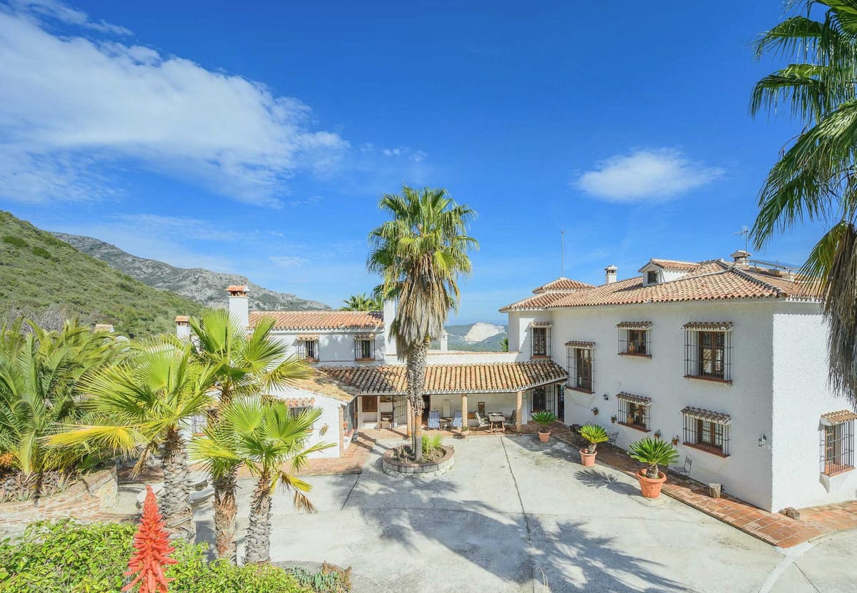 8 bedroom Villa For Sale